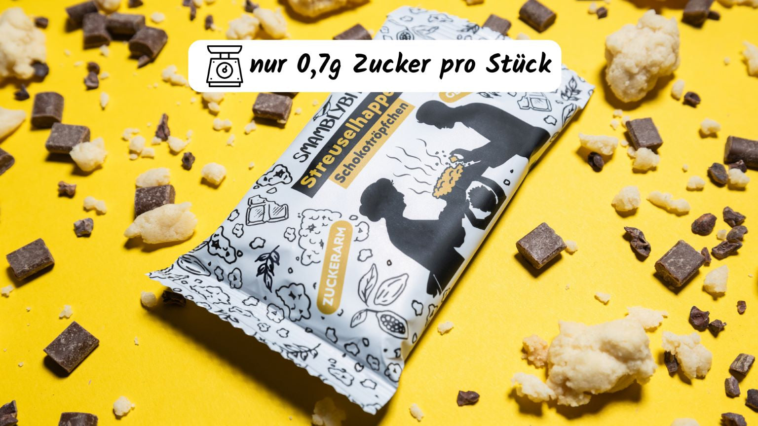 Streuselteig und Schokostücken liegen neben einem Streuselhappen