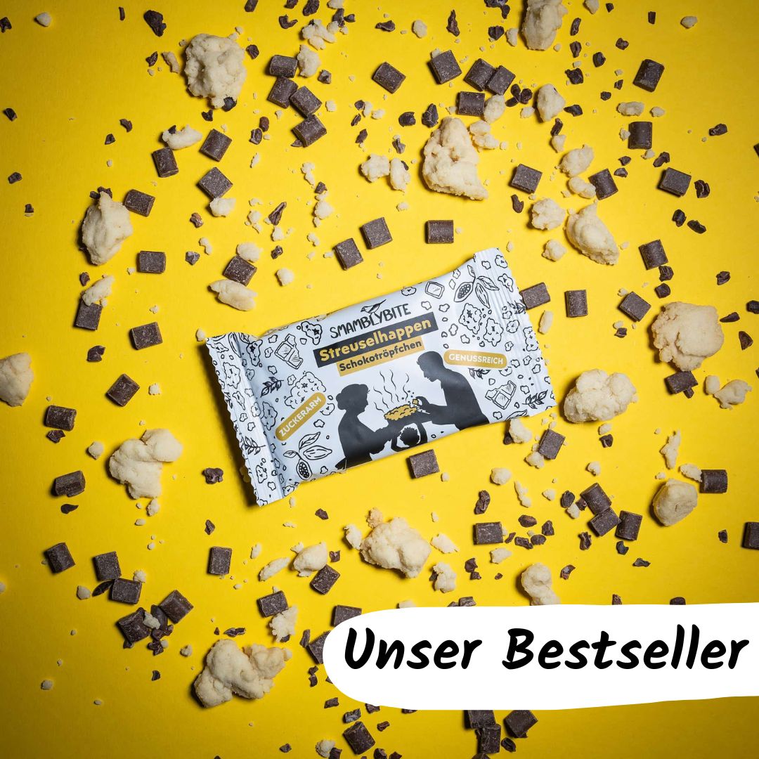 Streuselhappen liegt zwischen Schokostücken und Streuselteig